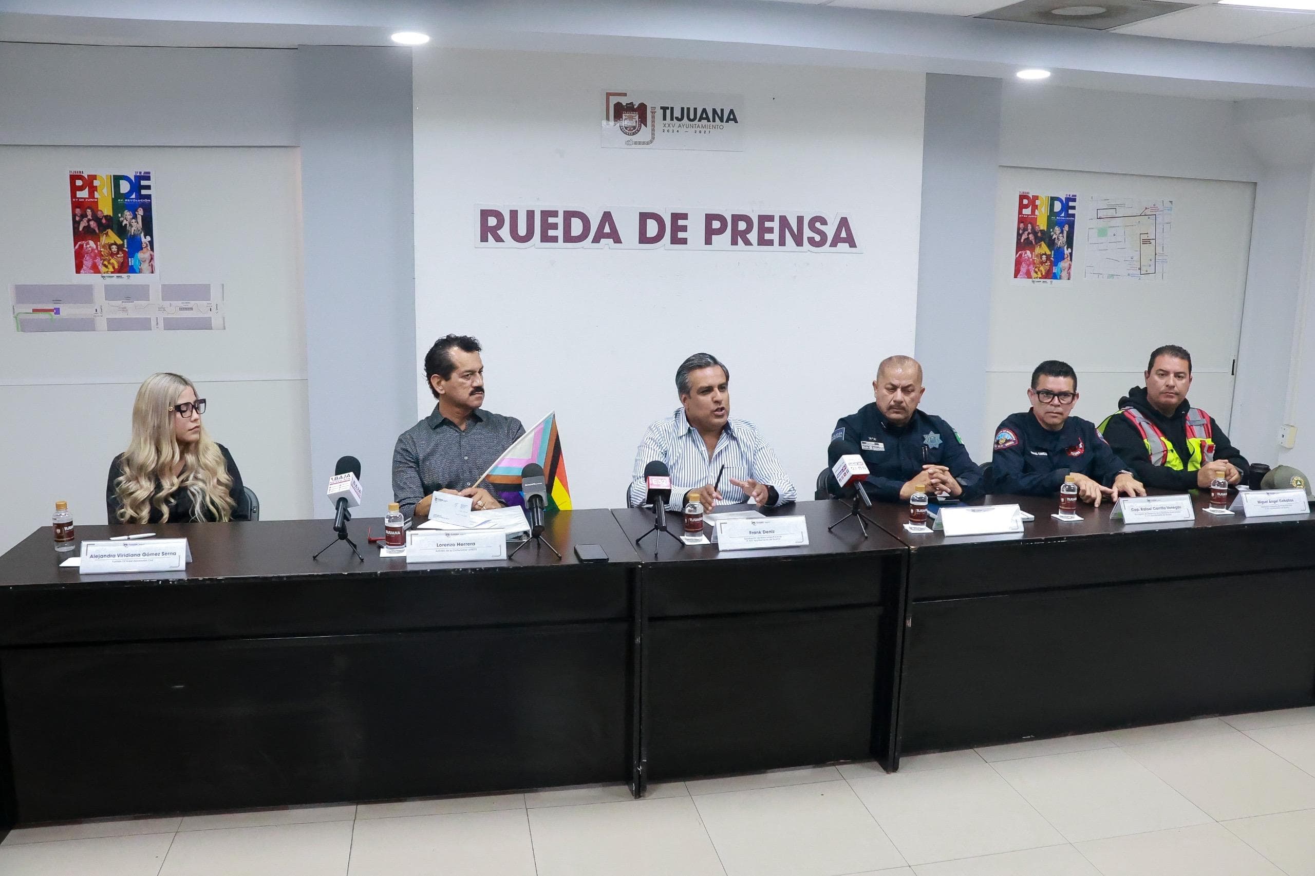 Rueda de prensa del Gobierno Municipal de Tijuana sobre el Tijuana Pride 2026, con funcionarios y presentadores en la mesa.
