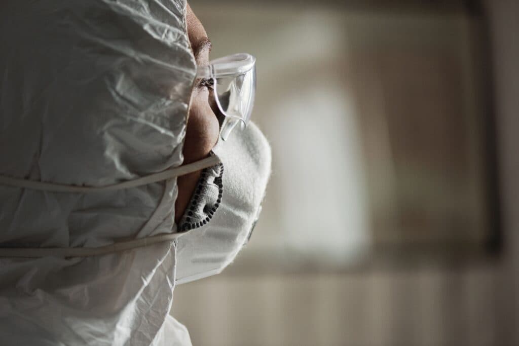 Profesional de la salud con equipo de protección personal, preparado para enfrentar el brote de ébola en Francia.