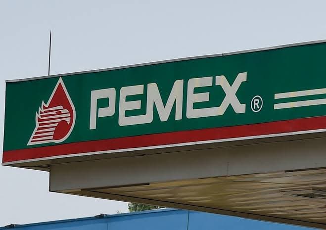 Logo de Pemex en una estación de servicio, representando la empresa estatal mexicana y su solidez financiera.