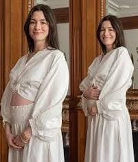 Anne Hathaway sonríe mientras muestra su avanzado embarazo en un video, compartiendo la noticia de su tercer hijo.