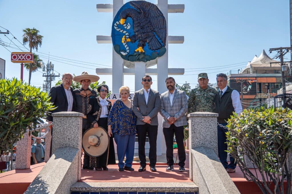 Abdiel Gutiérrez Coronado y autoridades locales en la ceremonia del CXV Aniversario de la Defensa Heróica de Tijuana, frente al Mausoleo.