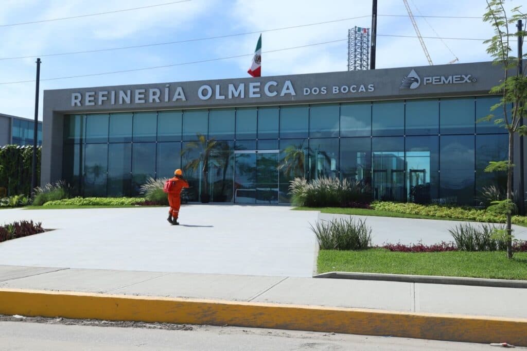 Empleado de Pemex frente a la entrada de la Refinería Olmeca en Dos Bocas, Tabasco, tras reinicio de operaciones.