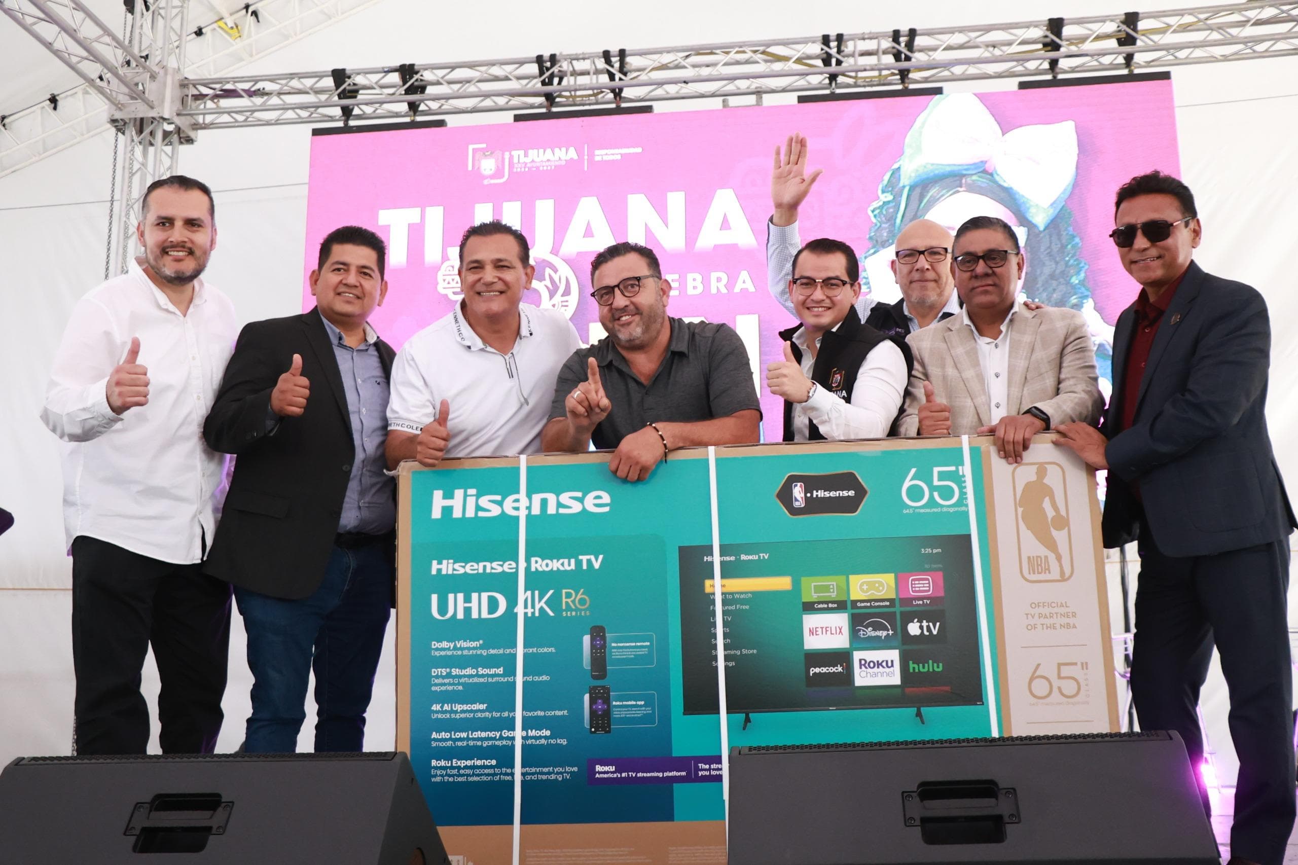 Celebración del Día del Padre en Tijuana con autoridades locales y un televisor como premio, promoviendo la unidad familiar.