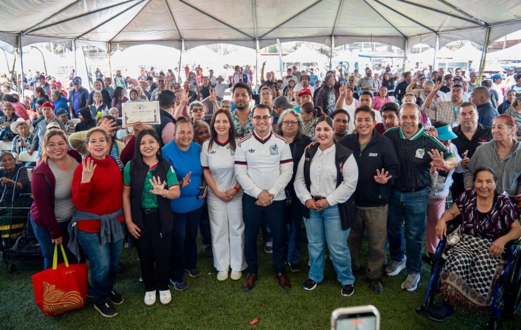Alcalde Abdiel Gutiérrez Coronado junto a ciudadanos durante la Jornada del Pueblo en la Unidad Deportiva Benito Juárez, Tijuana.
