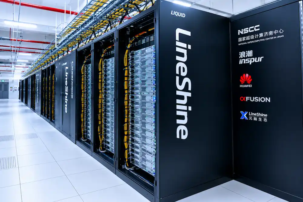 Superordenador LineShine de China, destacado en la clasificación Top500, exhibido en un centro de datos con tecnología avanzada.