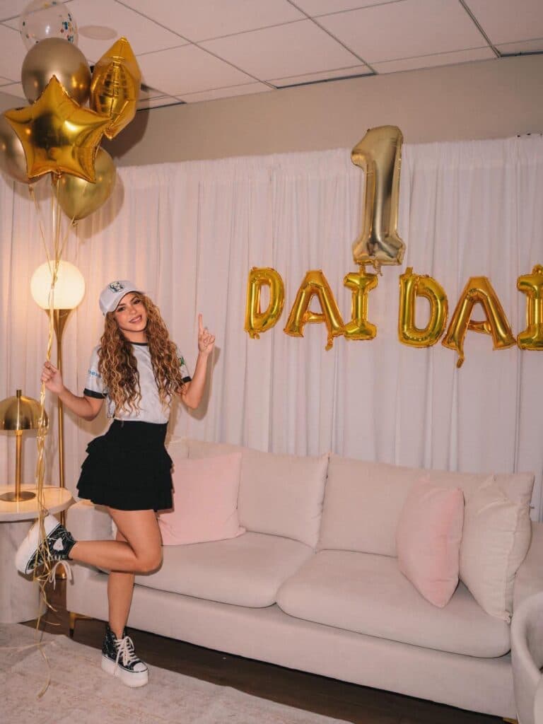 Shakira celebra el éxito de "Dai Dai" con globos dorados y una decoración festiva en su hogar tras alcanzar el número 1 en Spotify.
