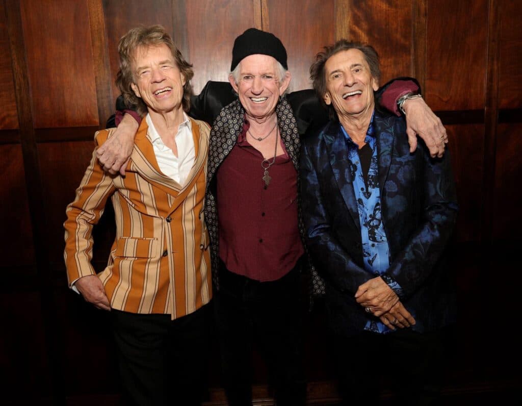 Los miembros de The Rolling Stones posan sonrientes en un evento, celebrando el lanzamiento de su nuevo álbum Foreign Tongues.