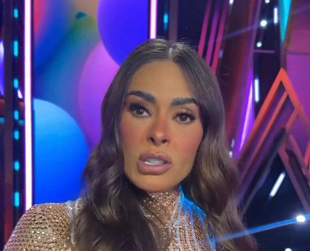 Galilea Montijo en un evento, mostrando su nueva apariencia y expresando preocupación tras críticas sobre su rostro.