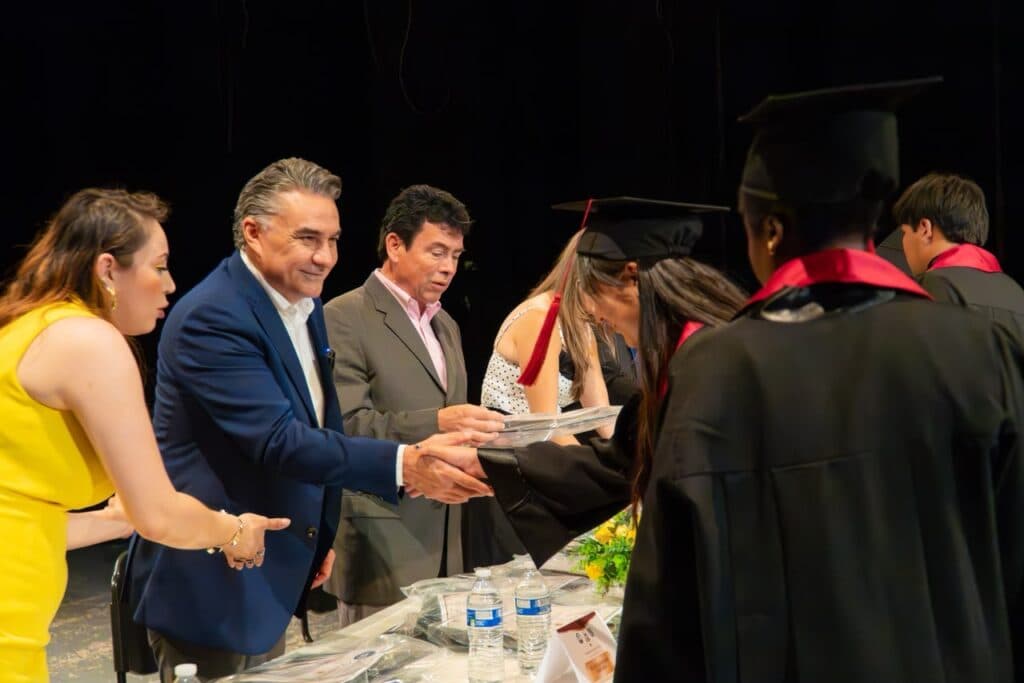 Jesús Ruiz Uribe entrega diplomas a jóvenes graduados en ceremonia de egreso en Tijuana, destacando su futuro en Baja California.