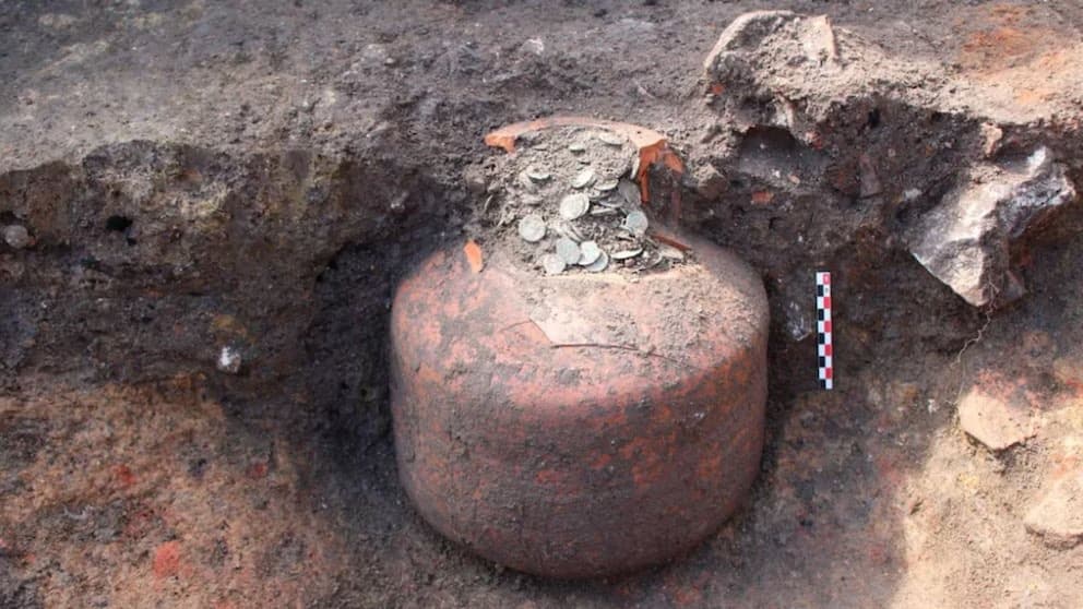 Vasija descubierta en excavación arqueológica en Francia, llena de más de 40 mil monedas romanas de bronce.