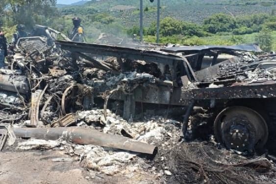 Tractocamión destruido tras choque múltiple en la autopista Guadalajara-Tepic, con restos de vehículos y presencia de cuerpos de emergencia.