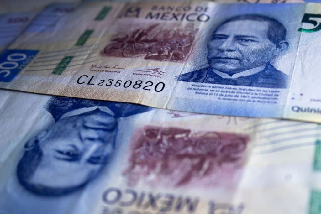 Billetes de 500 pesos mexicanos apilados, representando el aguinaldo que recibirán pensionados del IMSS e ISSSTE en 2026.