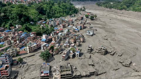 Destrucción en comunidades de Rasuwa, Nepal, tras inundaciones devastadoras que dejaron al menos 160 muertos y numerosos desaparecidos.