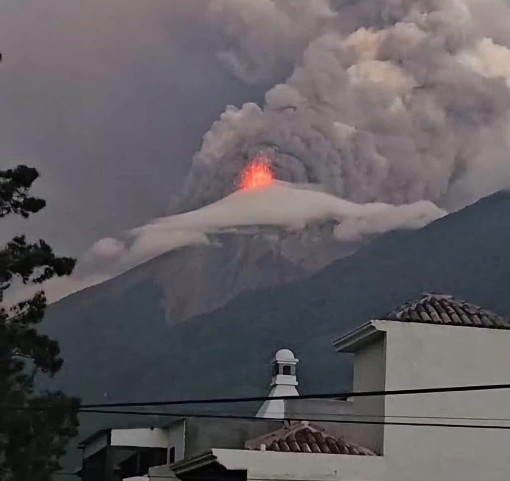 El Volcán de Fuego emite lava y ceniza, con una intensa actividad eruptiva y nubes de gas en Guatemala.