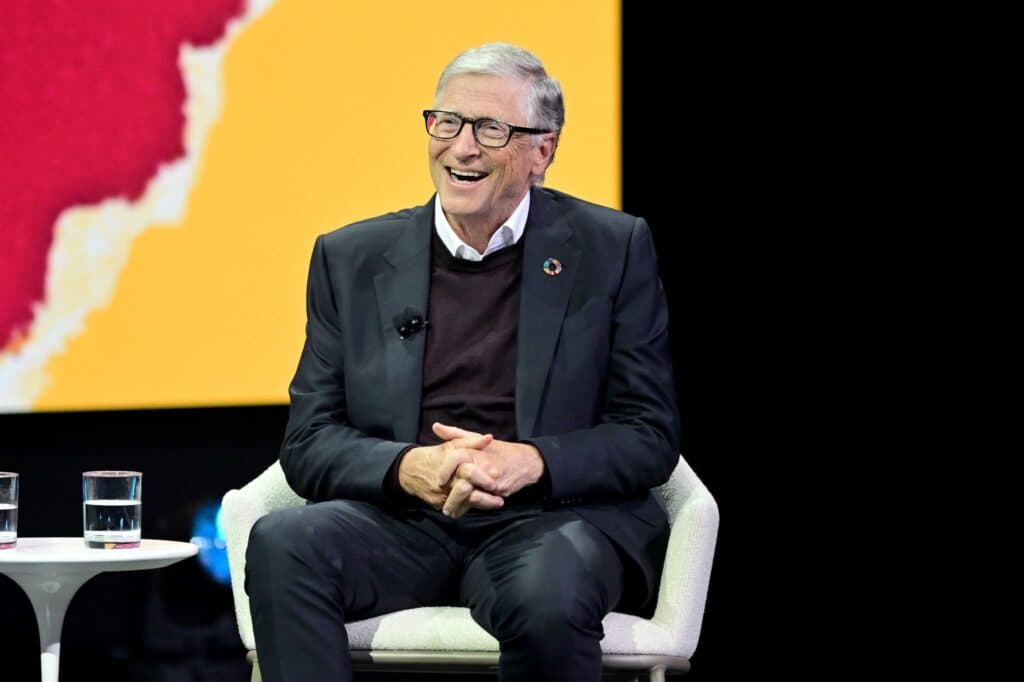 Bill Gates sonríe mientras habla sobre el impacto de la inteligencia artificial en el evento Goalkeepers de la Fundación Gates en Nueva York.