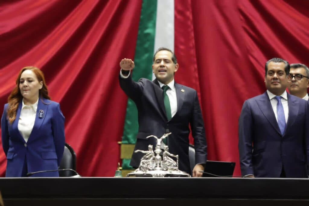 Raúl Bolaños Cacho Cué asume la presidencia de la Mesa Directiva de la Cámara de Diputados, rodeado de legisladores y con la
