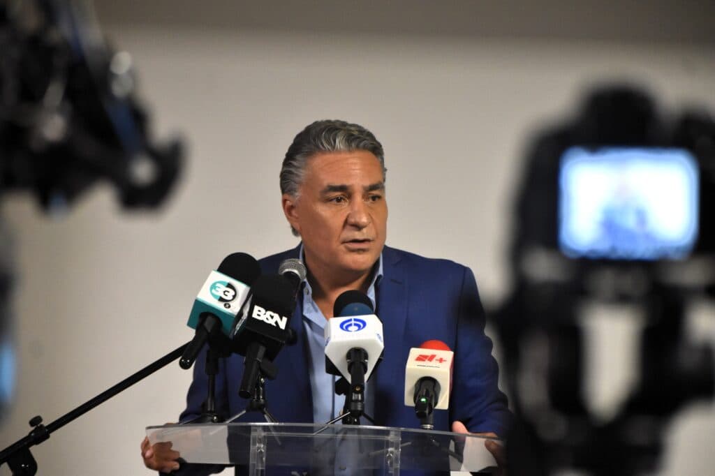 Jesús Ruiz Uribe, en un evento de transparencia, habla ante los medios de comunicación en Tijuana, B.C., sobre su patrimonio