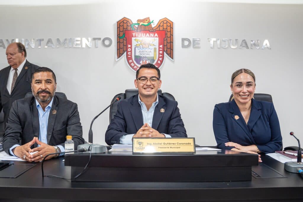 Cabildo de Tijuana en sesión extraordinaria, con el presidente municipal Abdiel Gutiérrez Coronado y otros miembros,