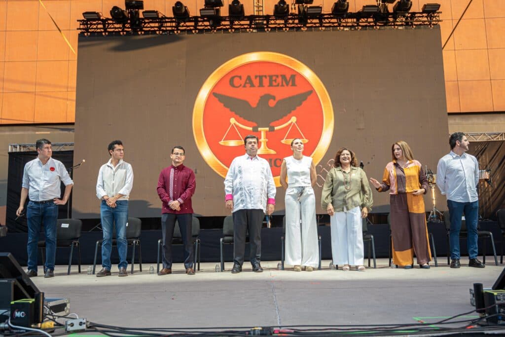 El presidente municipal de Tijuana, Abdiel Gutiérrez, junto a representantes de CATEM y autoridades en el XV aniversario de la confederación.