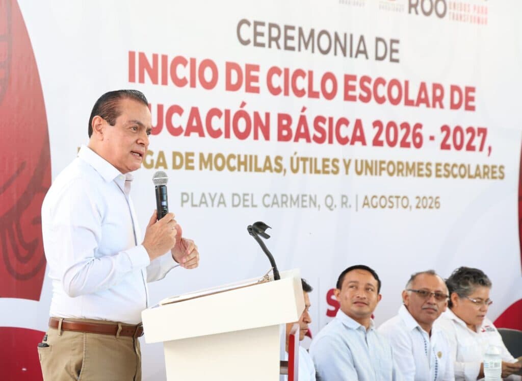 Arturo Castro, secretario de Gobierno, inaugura el ciclo escolar 2026-2027 en Playa del Carmen, destacando la importancia de la educación.