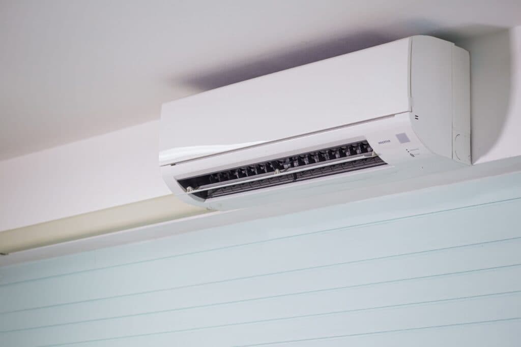 Aire acondicionado instalado en una pared, recomendado por la CFE para optimizar el consumo eléctrico durante el calor.
