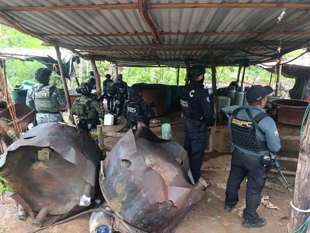 Desarticulan tres laboratorios ilegales de metanfetamina en Guerrero; aseguran cientos de tambos y reactores