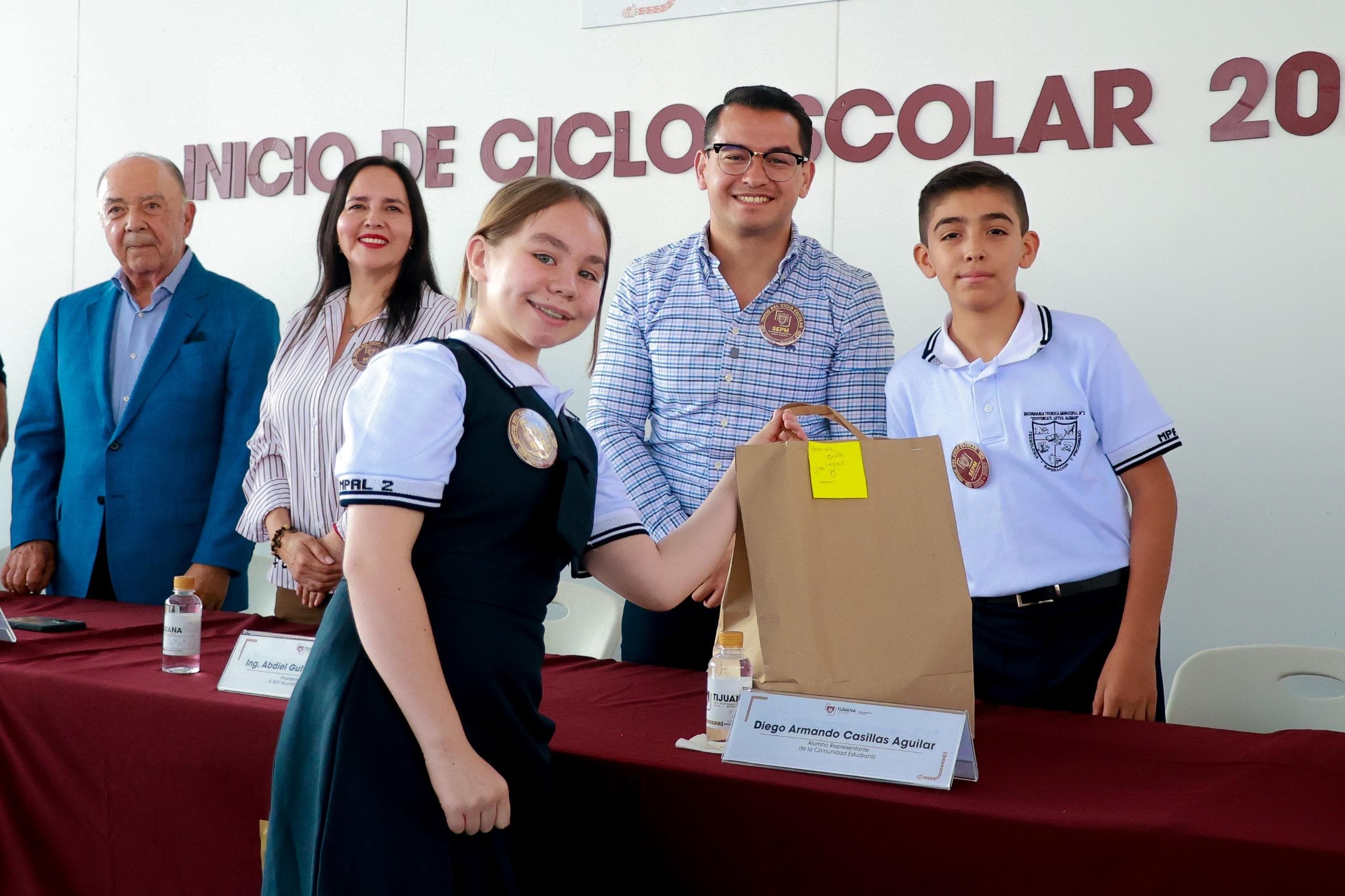 Estudiantes entregan documentos durante la ceremonia de bienvenida del Ciclo Escolar 2026-2027 en Tijuana, Baja California.