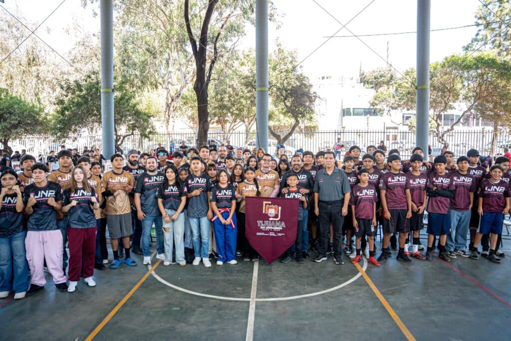 Ceremonia de abanderamiento en Tijuana con jóvenes deportistas que representarán a la ciudad en los Juegos Nacionales Populares 2026.