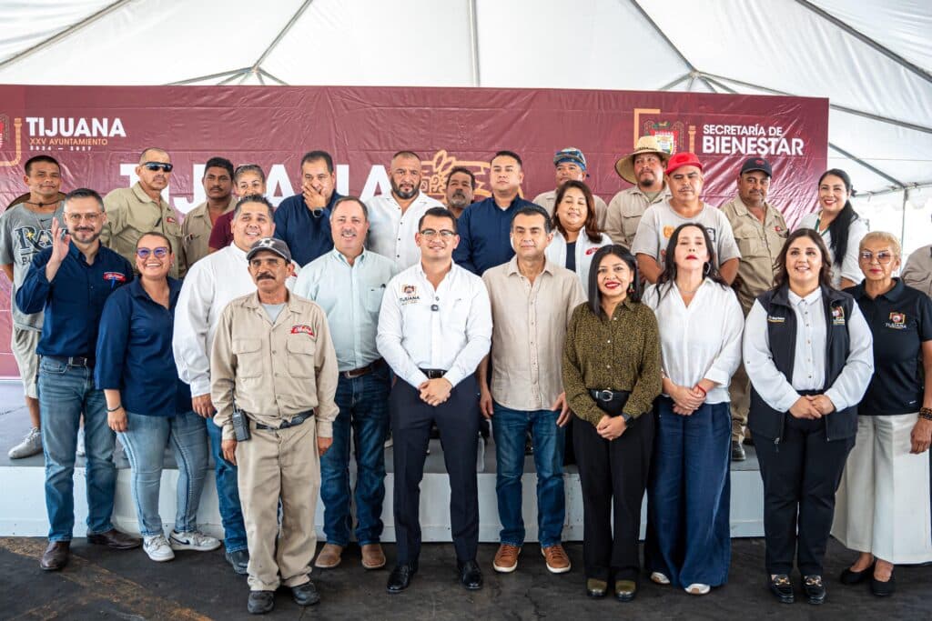El presidente municipal Abdiel Gutiérrez Coronado junto a trabajadores del Mercado de Abastos durante la afiliación al