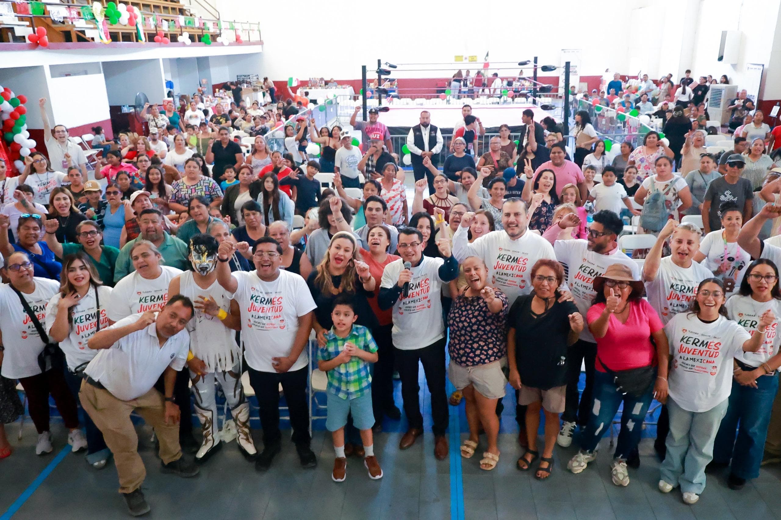 Gran multitud de jóvenes y familias en la 'Kermés, Juventud a la Mexicana' en Tijuana, celebrando las fiestas patrias con