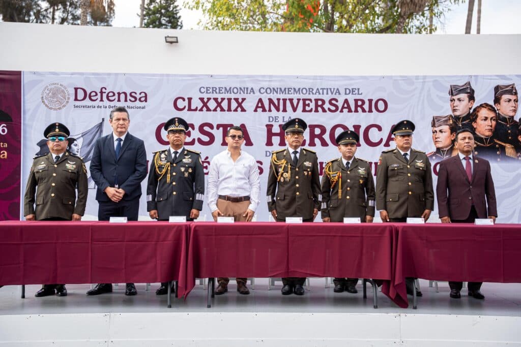 El presidente municipal Abdiel Gutiérrez y autoridades civiles y militares en la ceremonia conmemorativa del Aniversario de