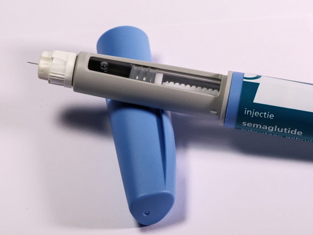 Pluma de inyección con semaglutida, utilizada para el control de peso, sobre fondo blanco, destacando el riesgo de medicamentos falsificados.